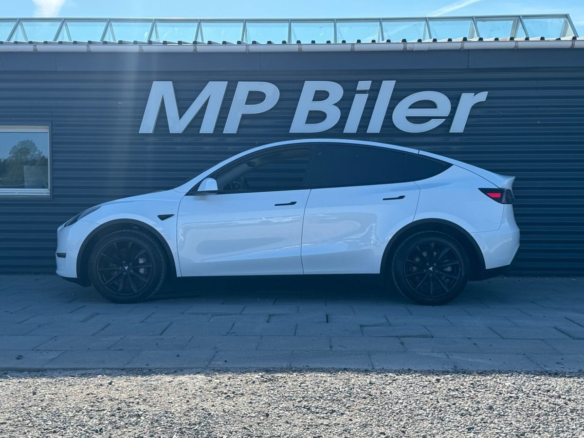 Hvid Tesla Model Y fra 2022