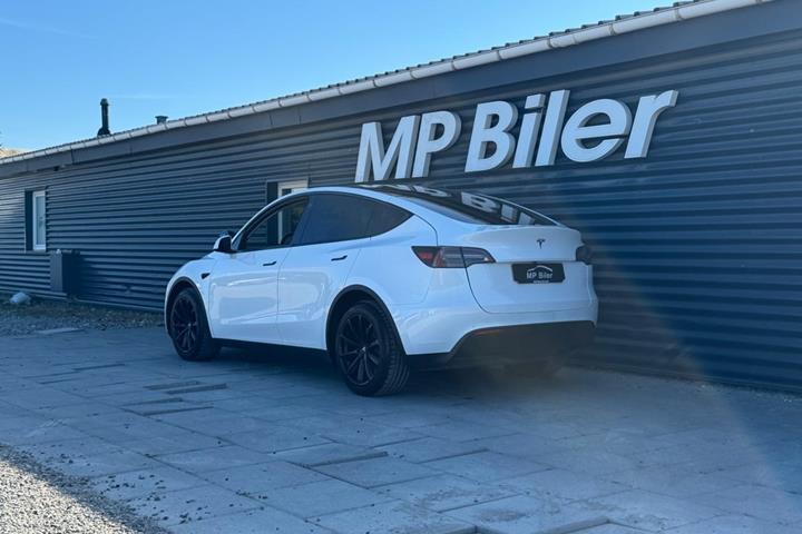 Hvid Tesla Model Y fra 2022
