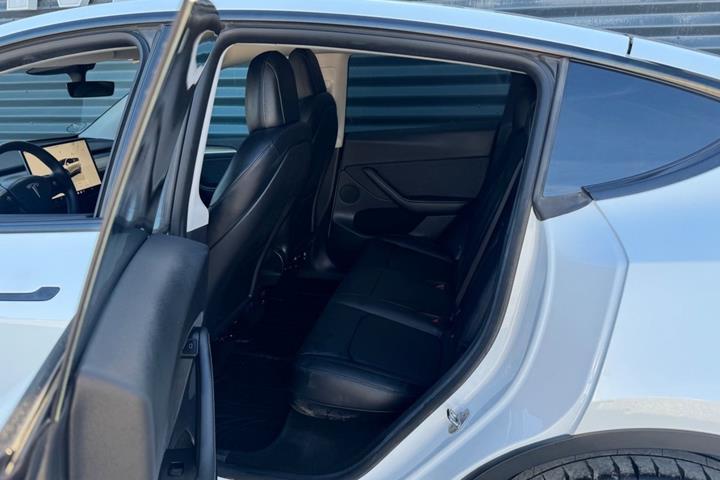 Hvid Tesla Model Y fra 2022