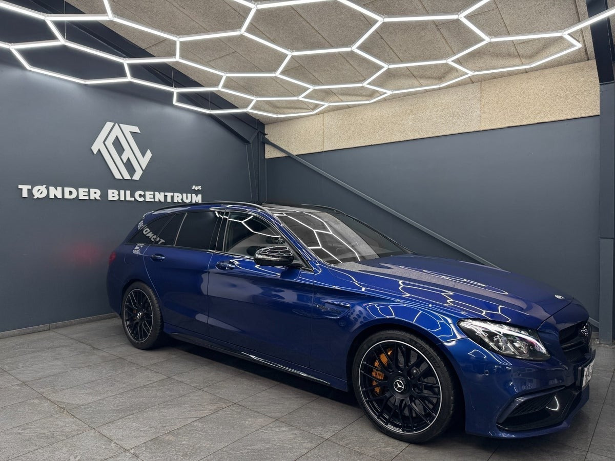 Blå Mercedes C63 fra 2018