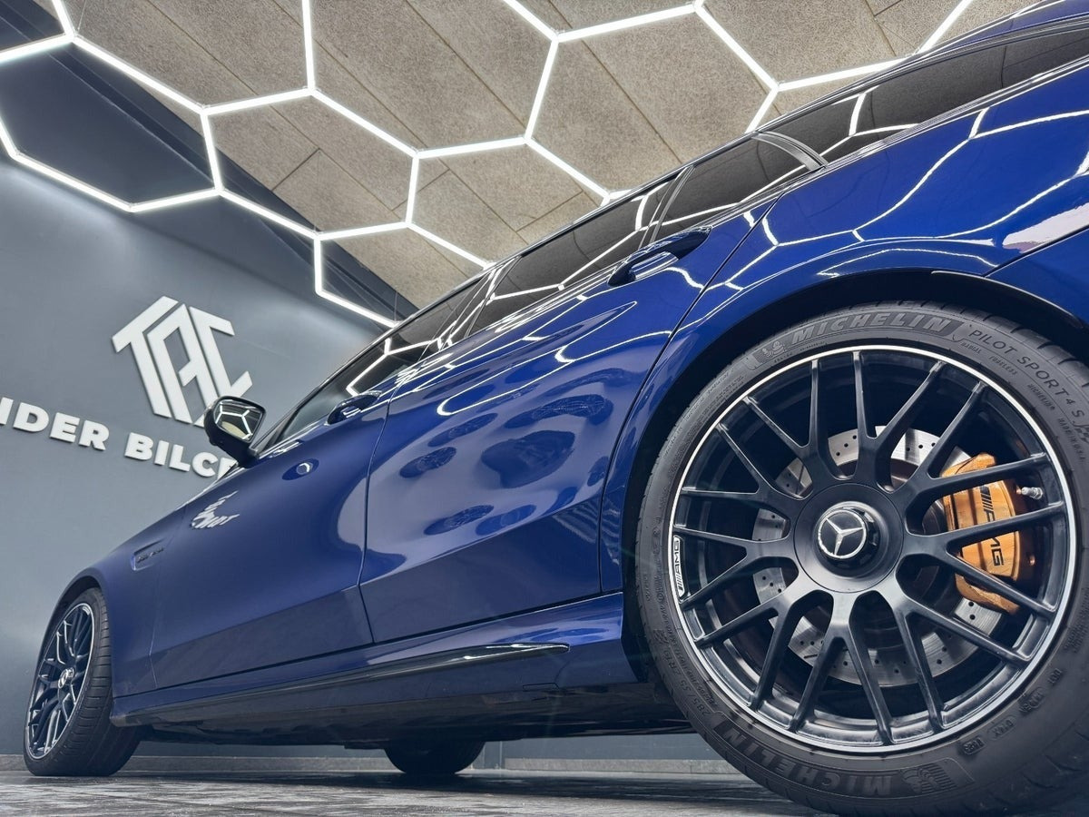 Blå Mercedes C63 fra 2018