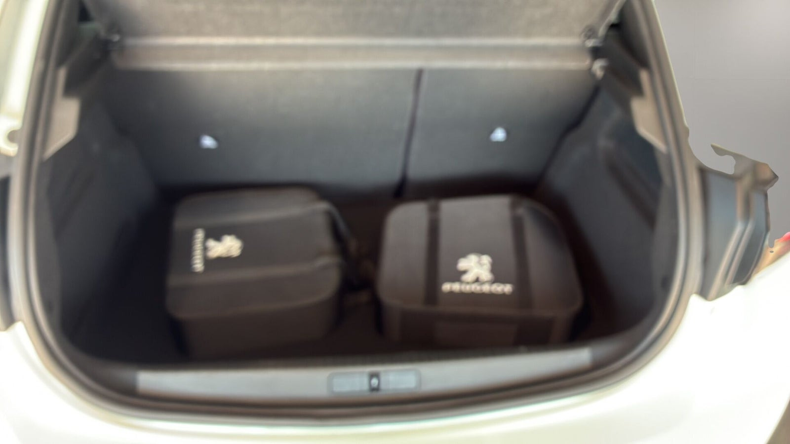 Hvid Peugeot e-208 fra 2022