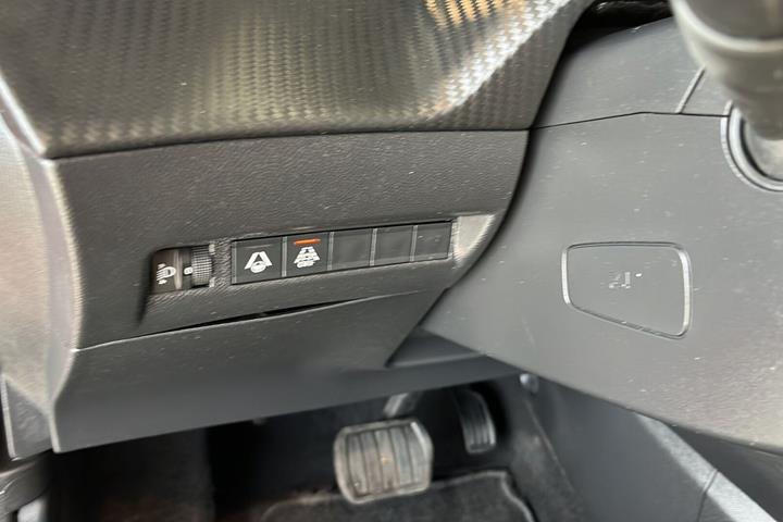 Rød Peugeot 2008 fra 2020