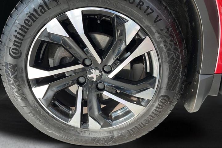 Rød Peugeot 2008 fra 2020