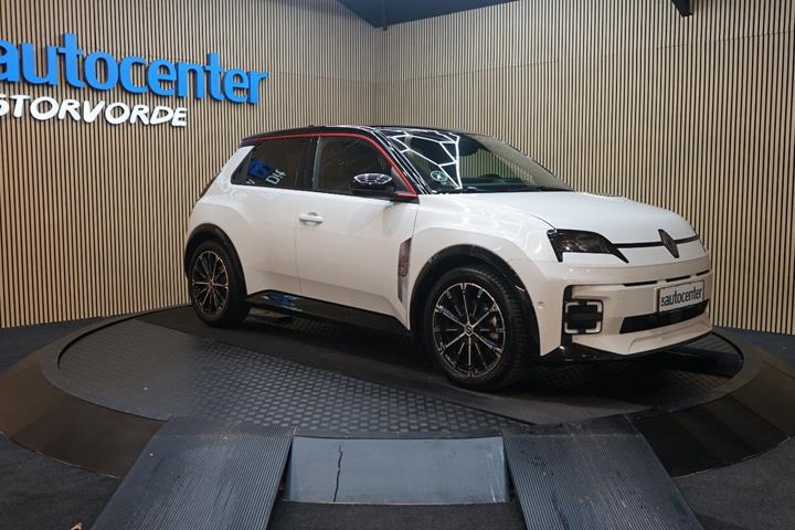 Hvid Renault 5 E-Tech fra 2025 set udefra