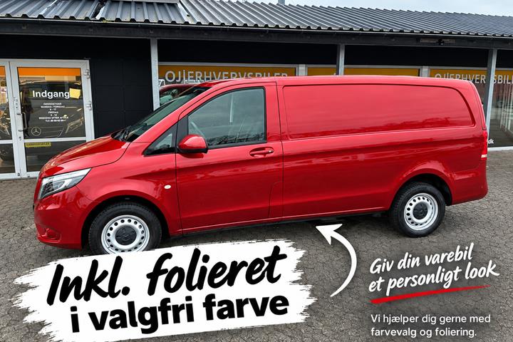 Rød Mercedes Vito 114 fra 2022 set udefra