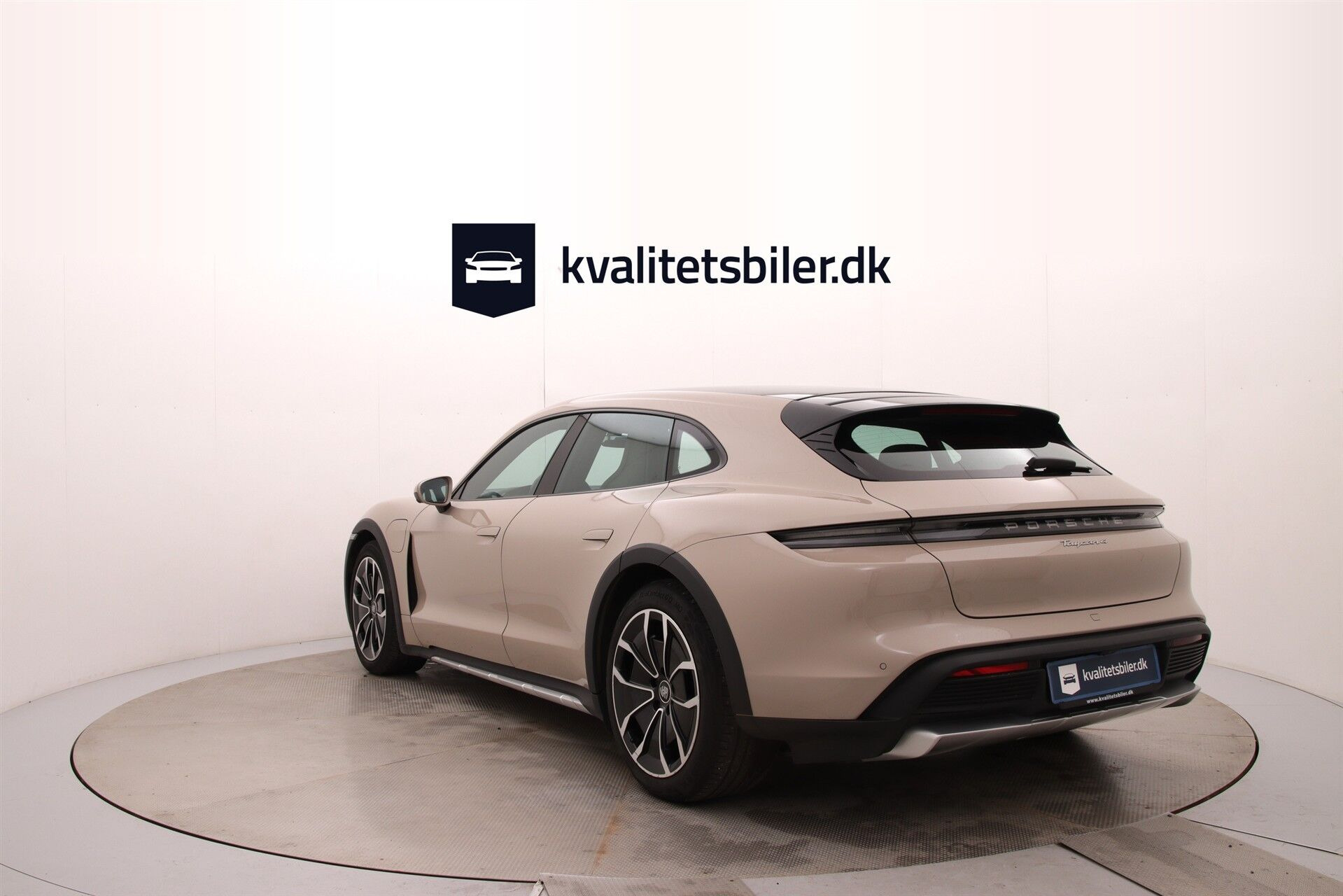 Brun Porsche Taycan fra 2022