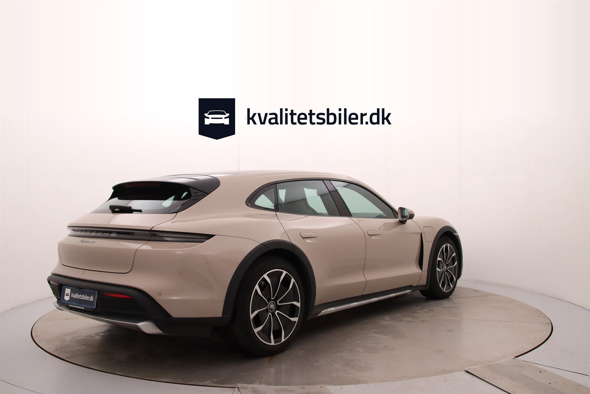 Brun Porsche Taycan fra 2022