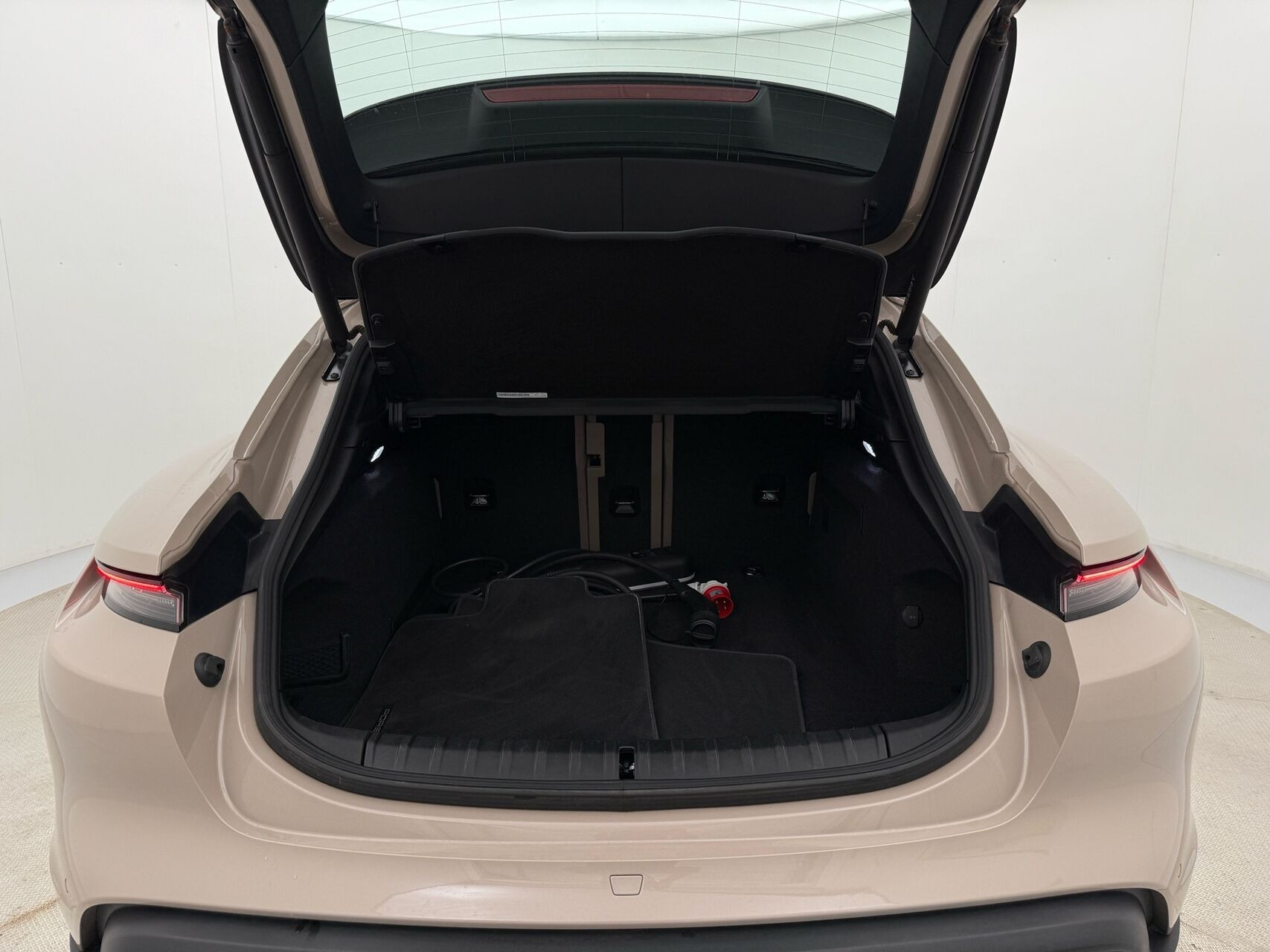 Brun Porsche Taycan fra 2022