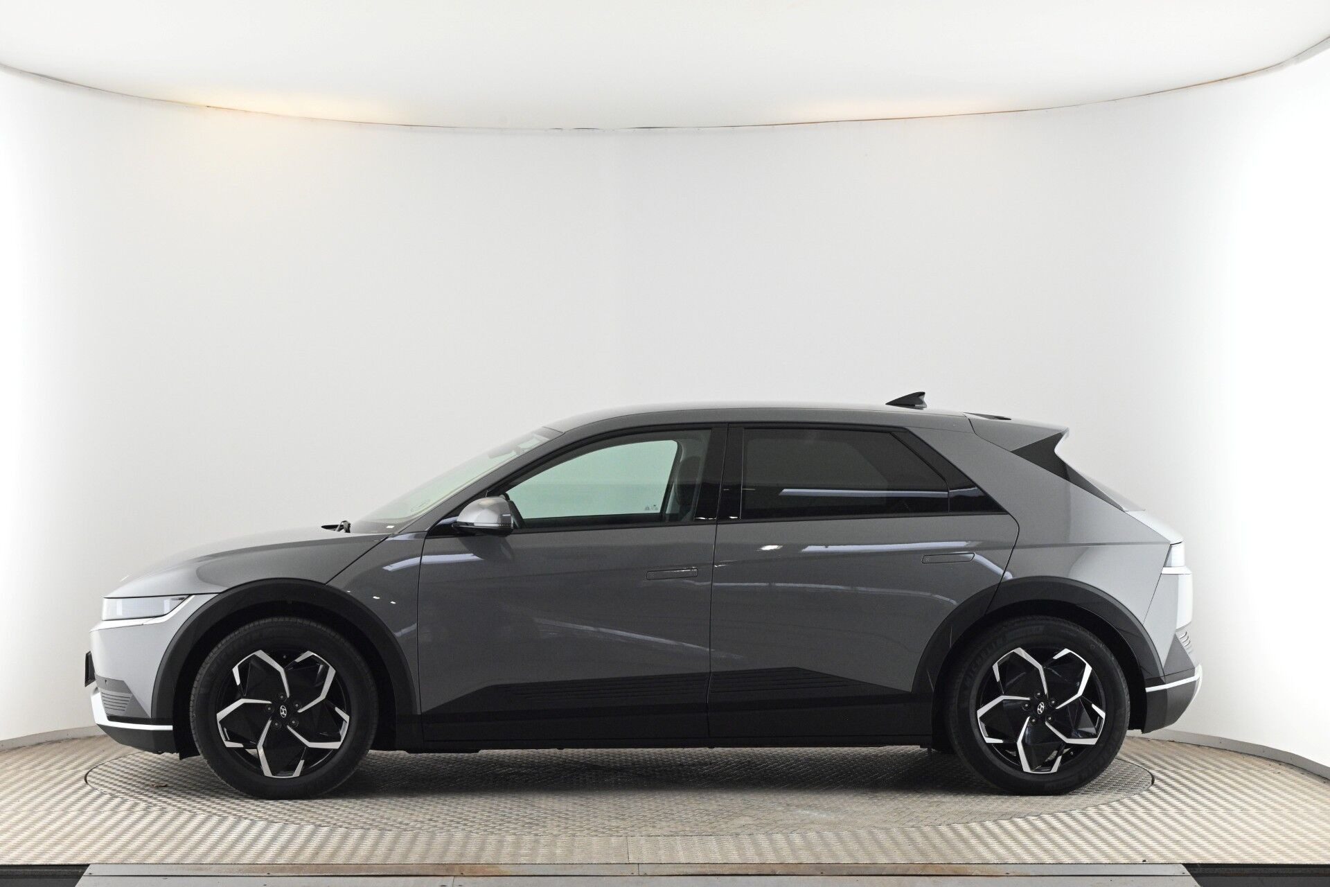 Grå Hyundai Ioniq 5 fra 2023