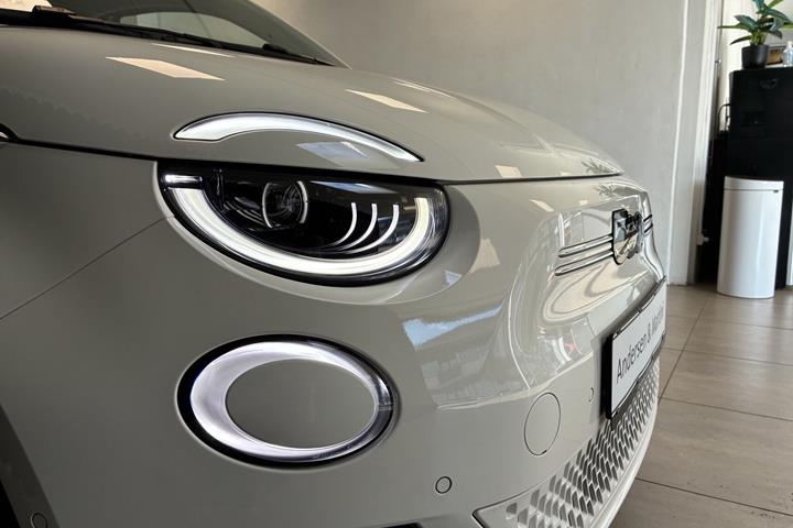 Hvid Fiat 500e fra 2023