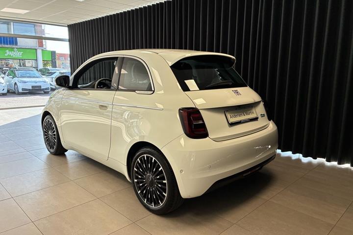 Hvid Fiat 500e fra 2023