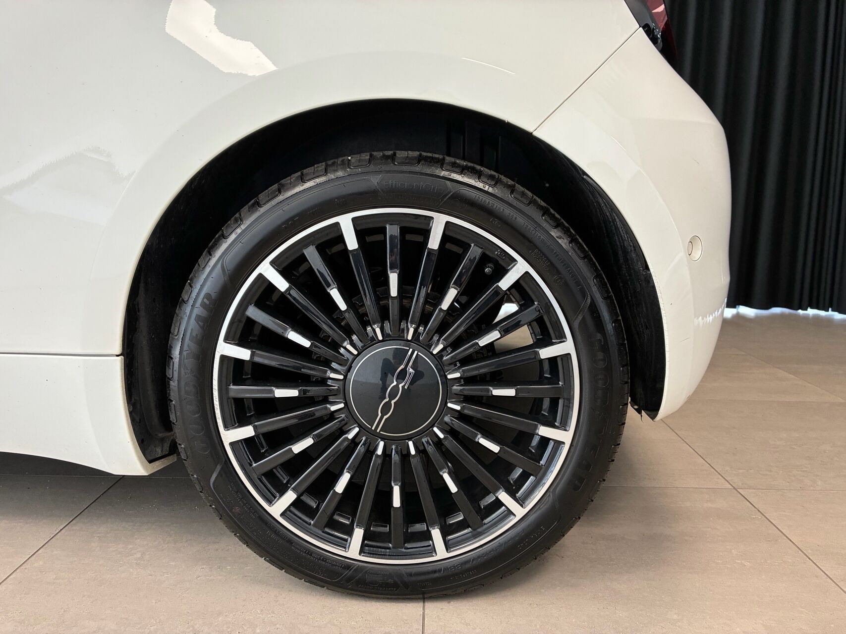 Hvid Fiat 500e fra 2023