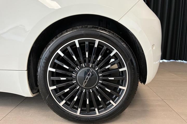 Hvid Fiat 500e fra 2023