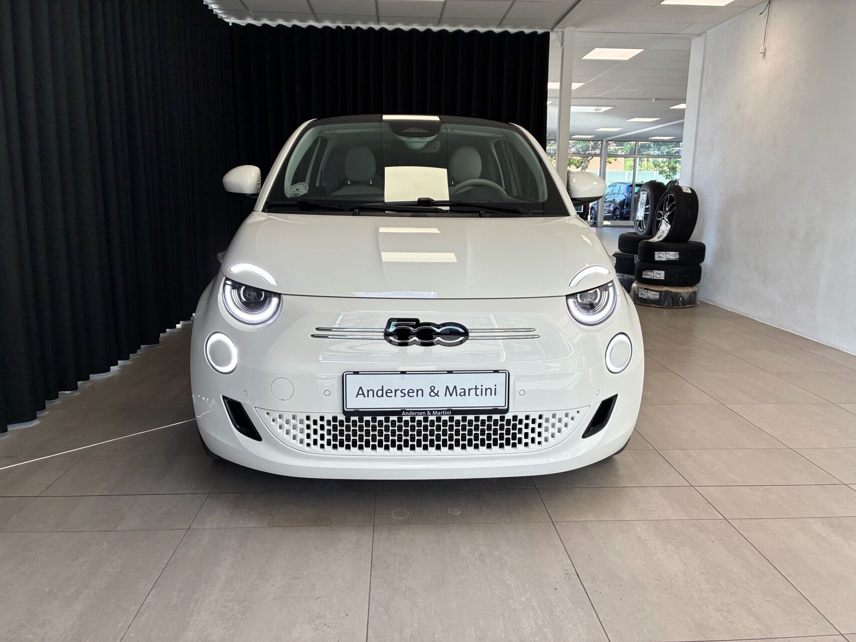 Hvid Fiat 500e fra 2023