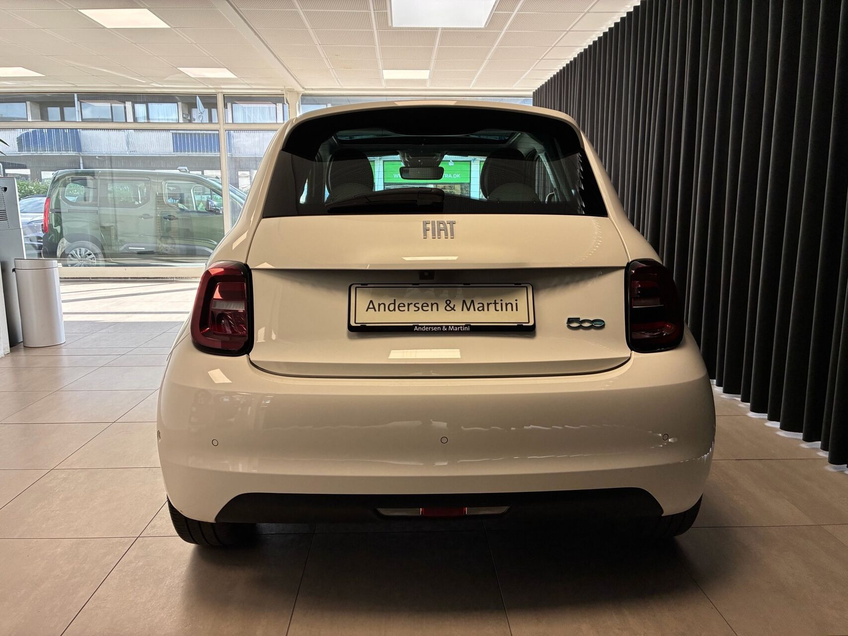 Hvid Fiat 500e fra 2023