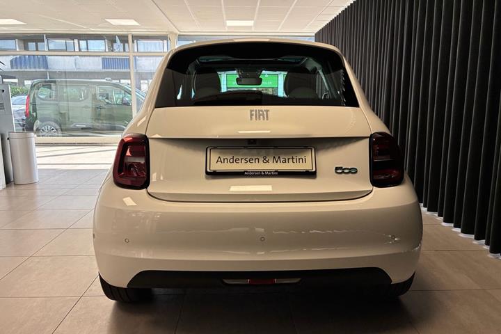 Hvid Fiat 500e fra 2023