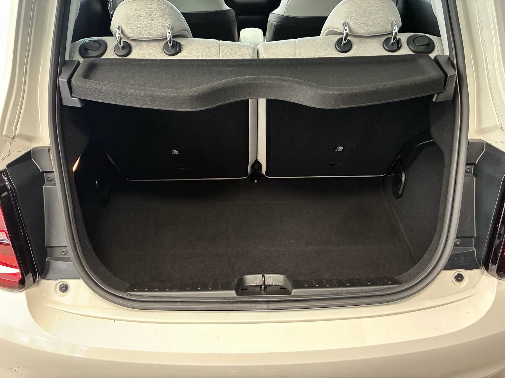 Hvid Fiat 500e fra 2023