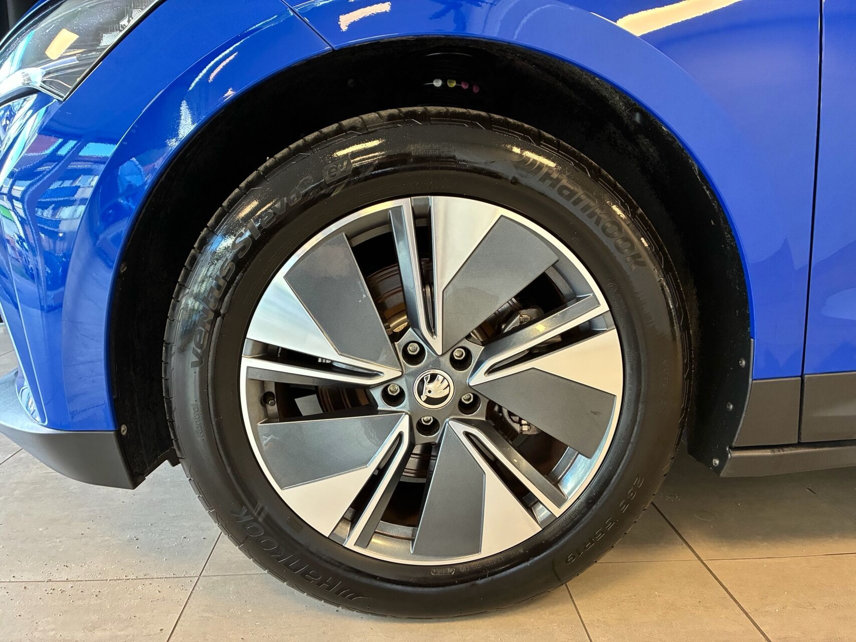 Blå Skoda Enyaq fra 2024