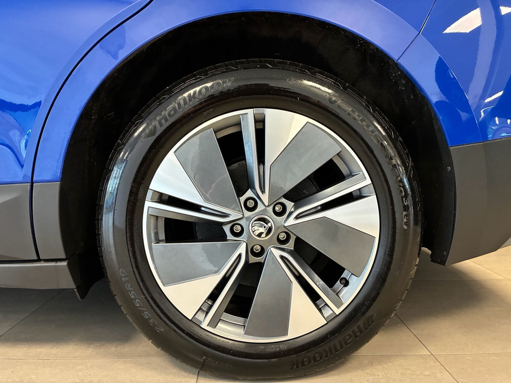 Blå Skoda Enyaq fra 2024