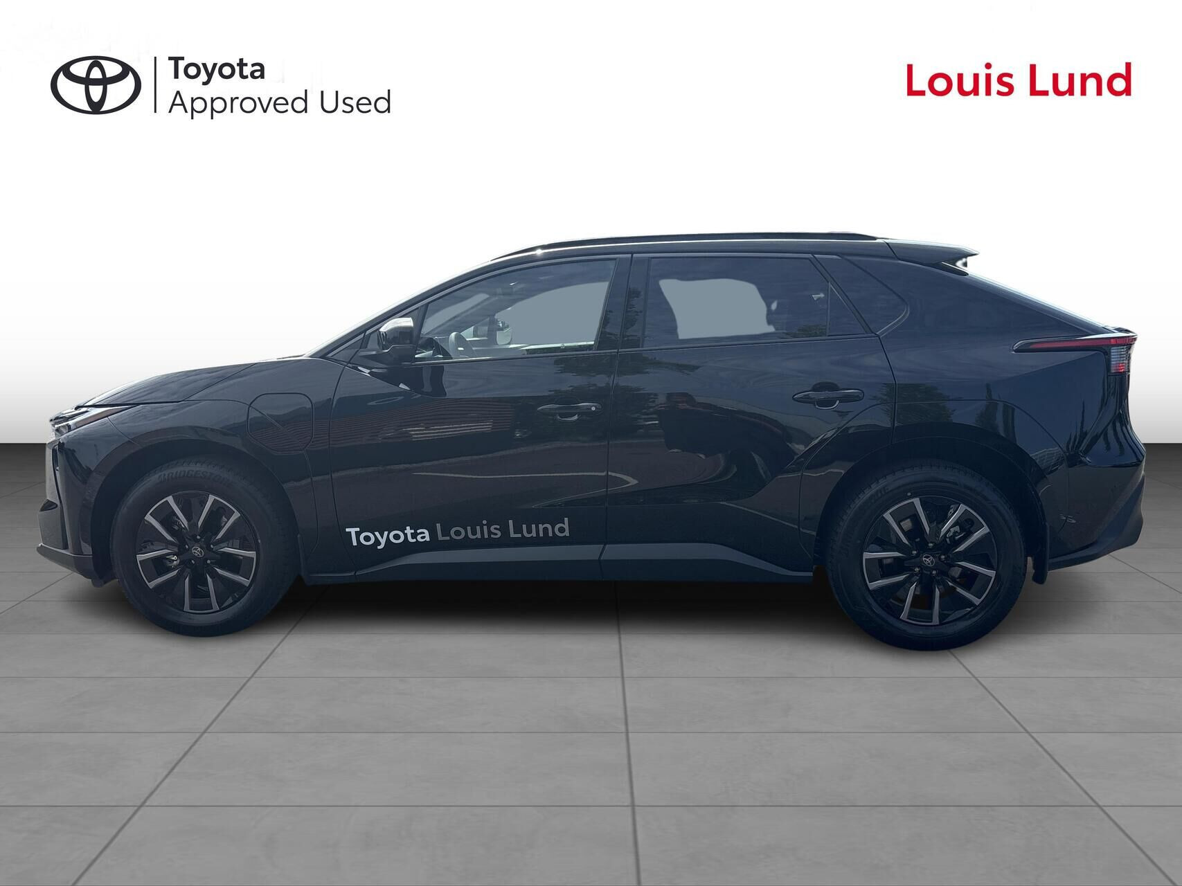 Sort Toyota BZ4X fra 2026