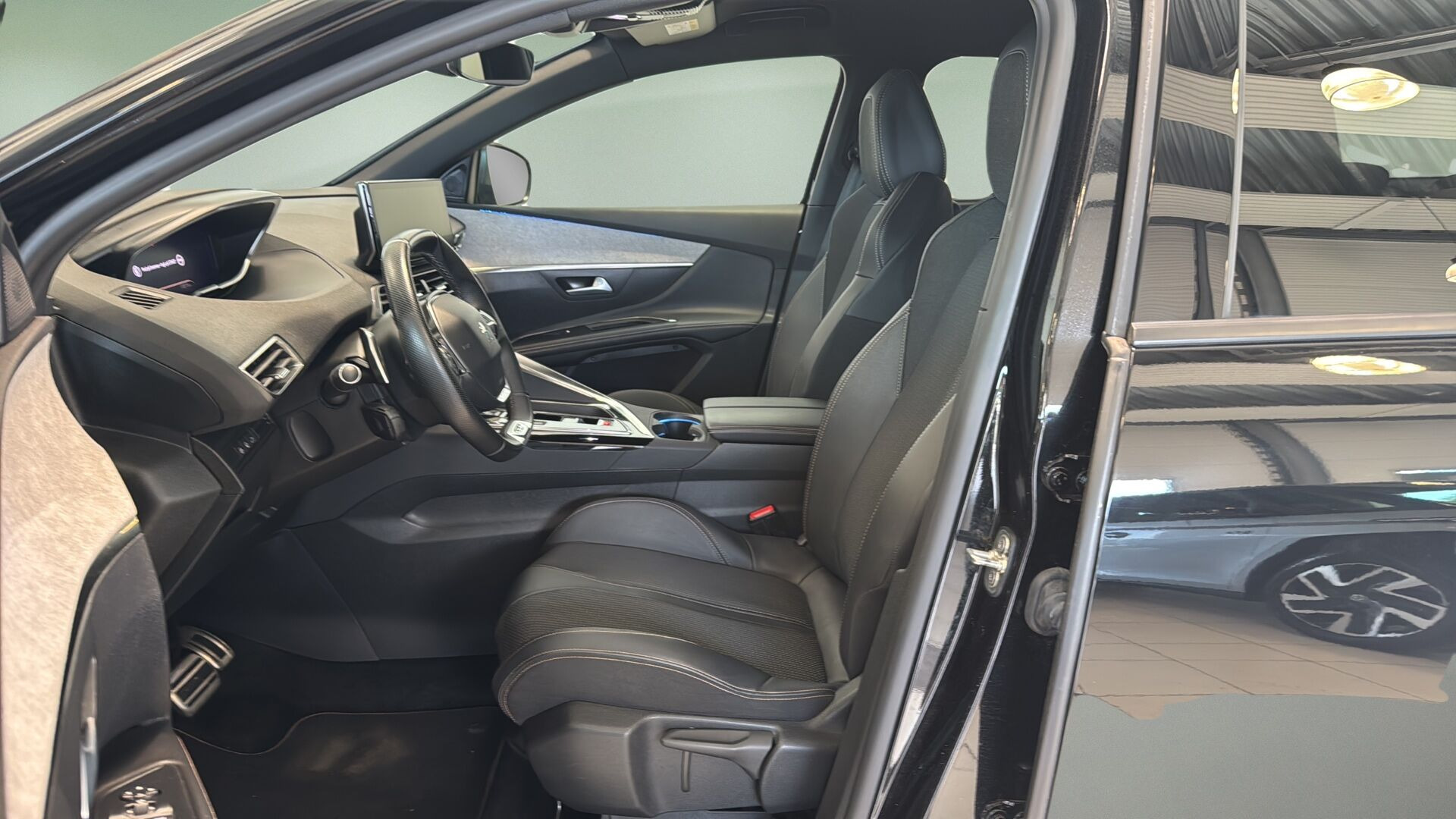 Sort Peugeot 5008 fra 2024
