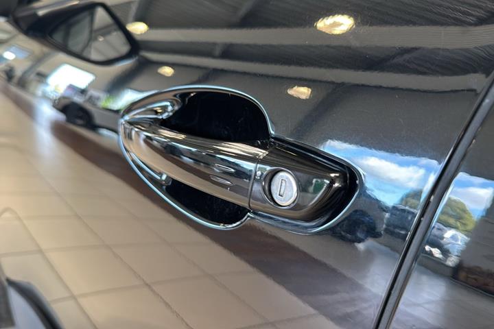 Sort Peugeot 5008 fra 2024