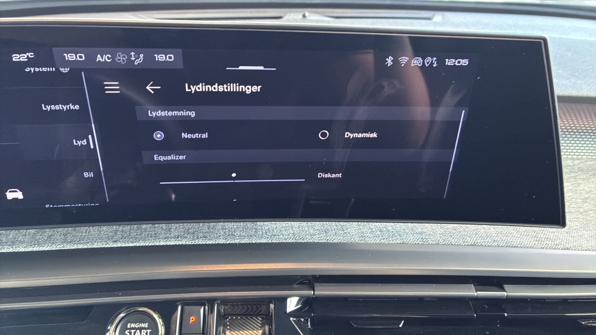 Blå Peugeot e-5008 fra 2025