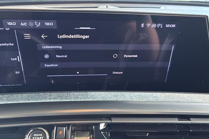 Blå Peugeot e-5008 fra 2025