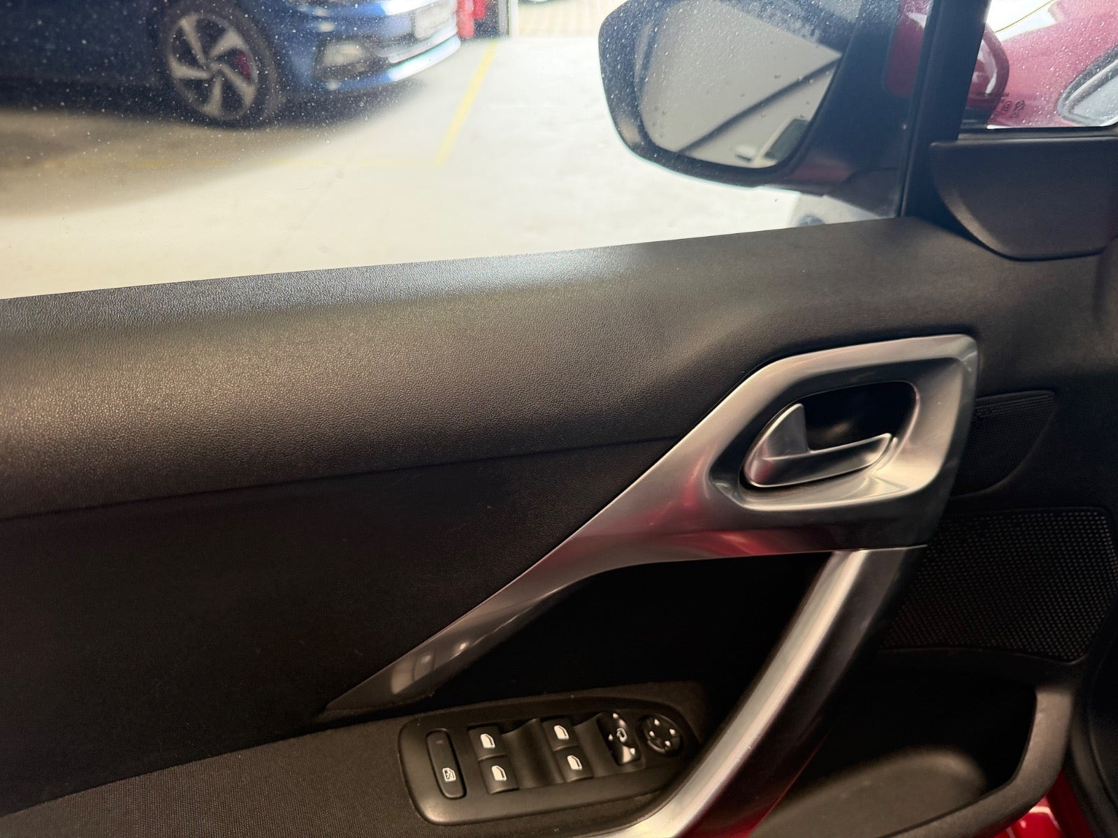 Rød Peugeot 2008 fra 2019