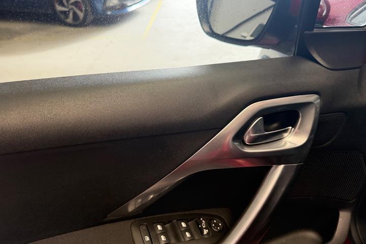 Rød Peugeot 2008 fra 2019