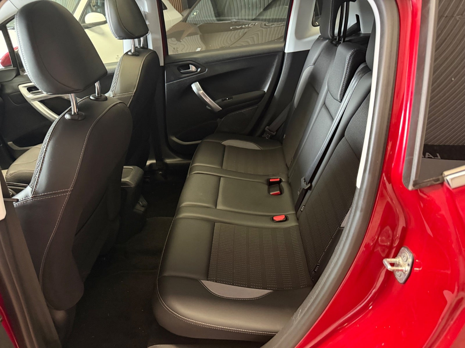 Rød Peugeot 2008 fra 2019