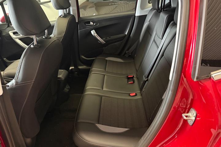 Rød Peugeot 2008 fra 2019