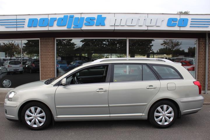 Grøn Toyota Avensis fra 2007