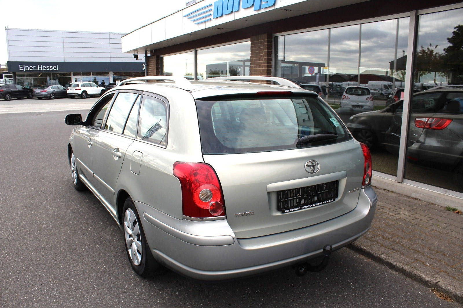 Grøn Toyota Avensis fra 2007
