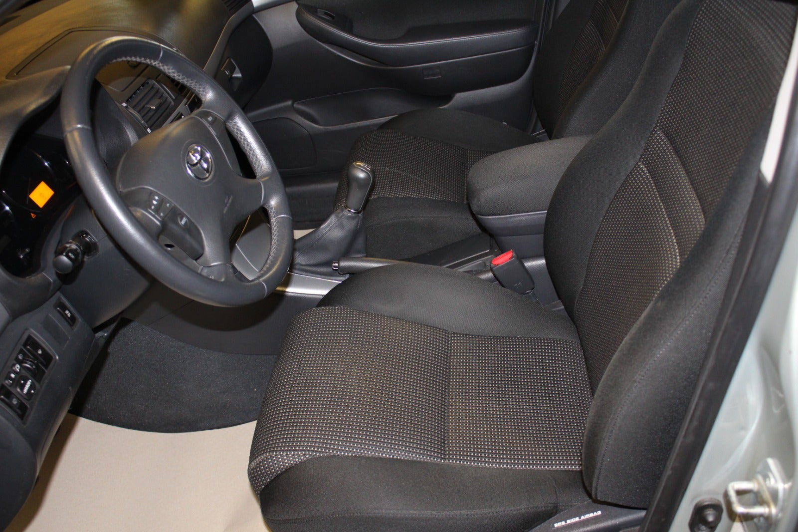 Grøn Toyota Avensis fra 2007