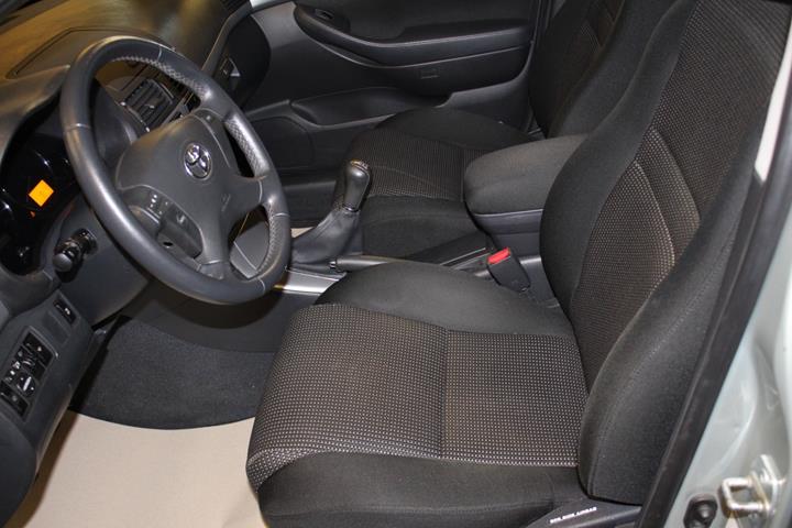 Grøn Toyota Avensis fra 2007