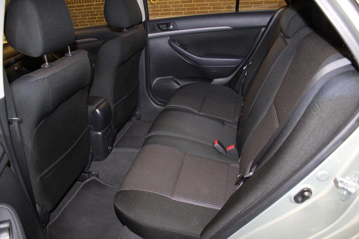 Grøn Toyota Avensis fra 2007