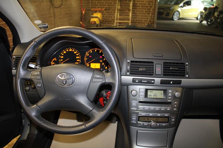 Grøn Toyota Avensis fra 2007