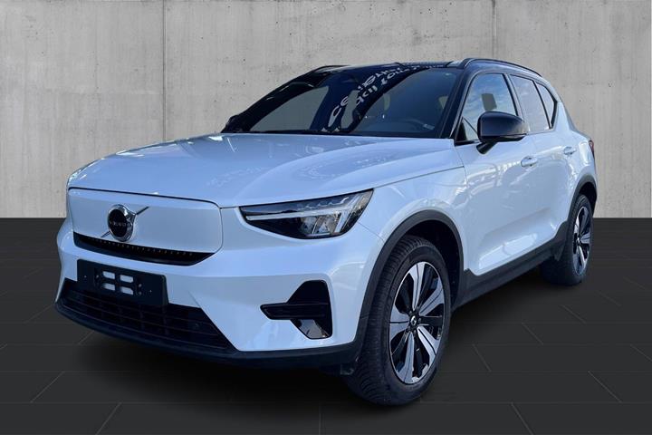 Hvid Volvo XC40 fra 2023 set udefra