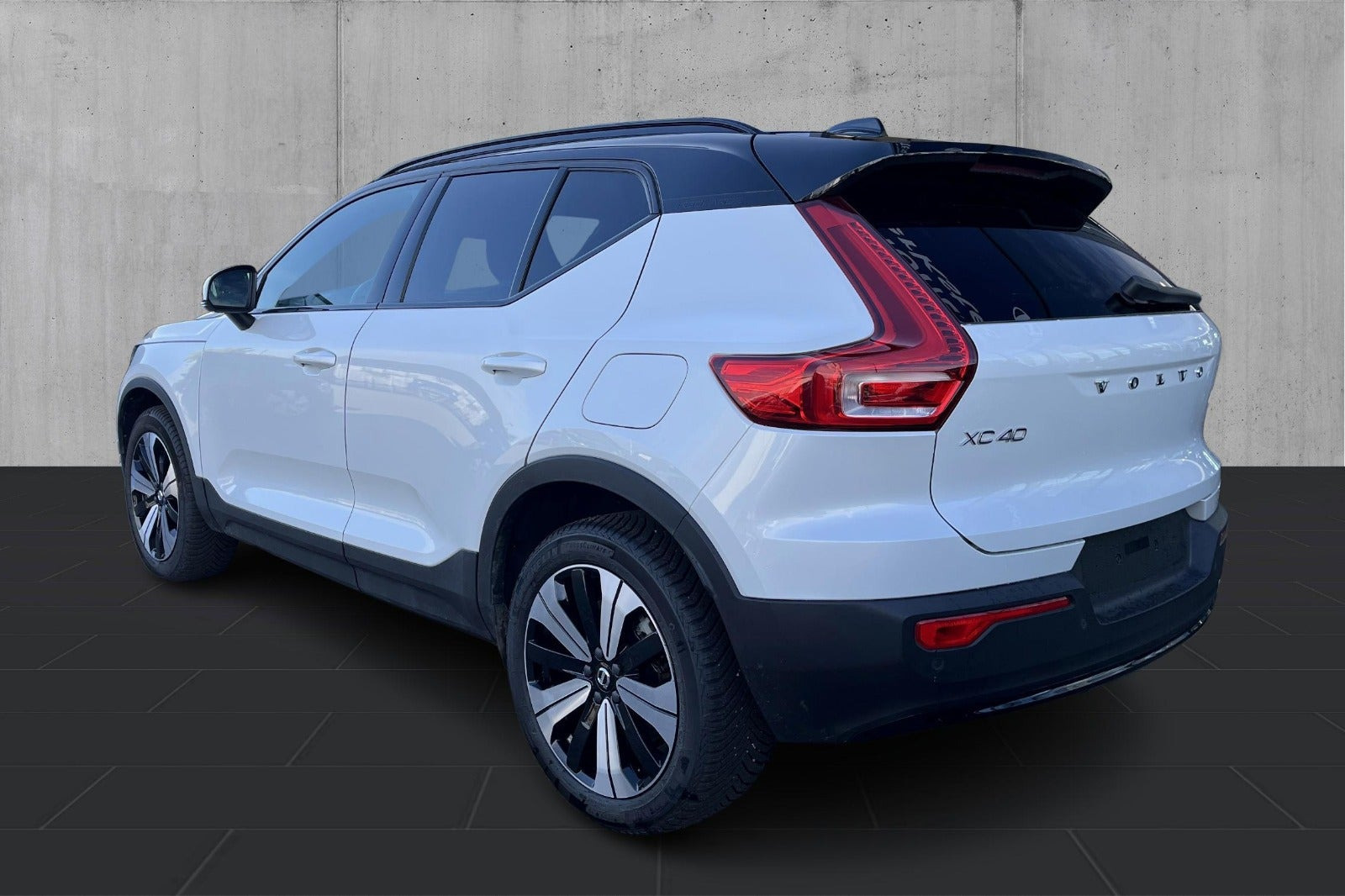 Hvid Volvo XC40 fra 2023