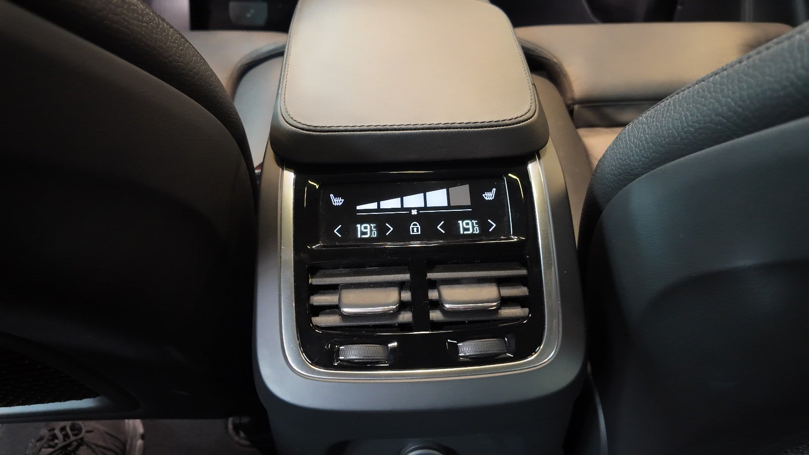Sort Volvo XC90 fra 2023