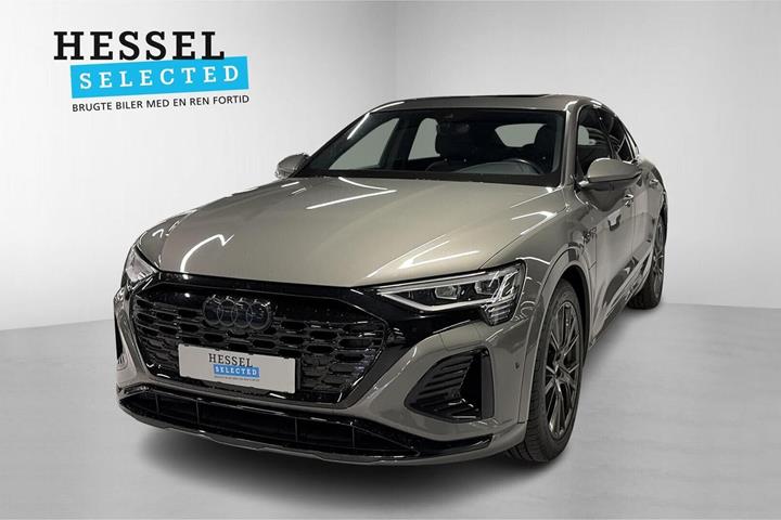 Grå Audi Q8 e-tron fra 2023 set udefra