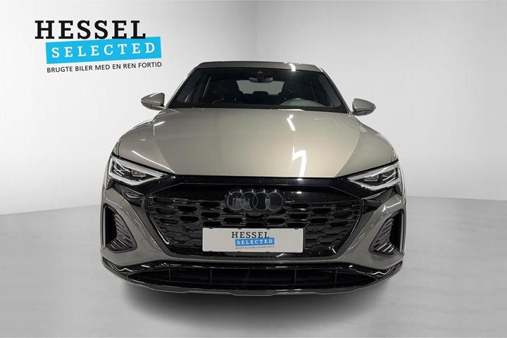 Grå Audi Q8 e-tron fra 2023