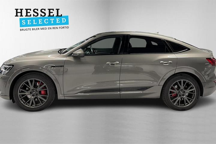 Grå Audi Q8 e-tron fra 2023