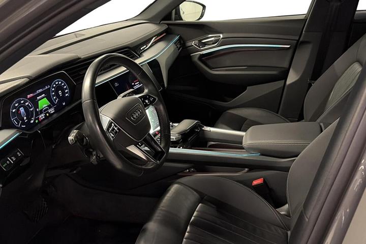 Grå Audi Q8 e-tron fra 2023