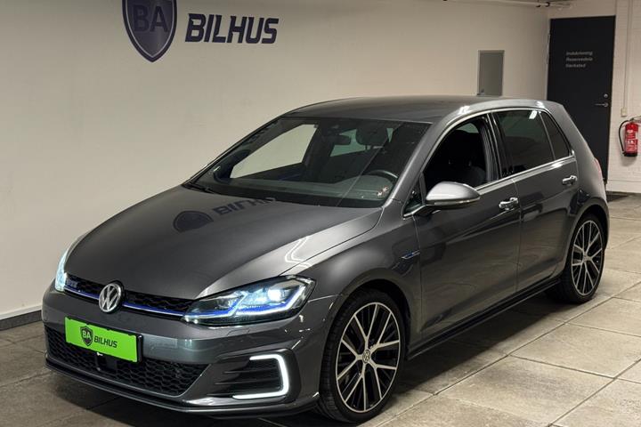 Grå VW Golf VII fra 2019