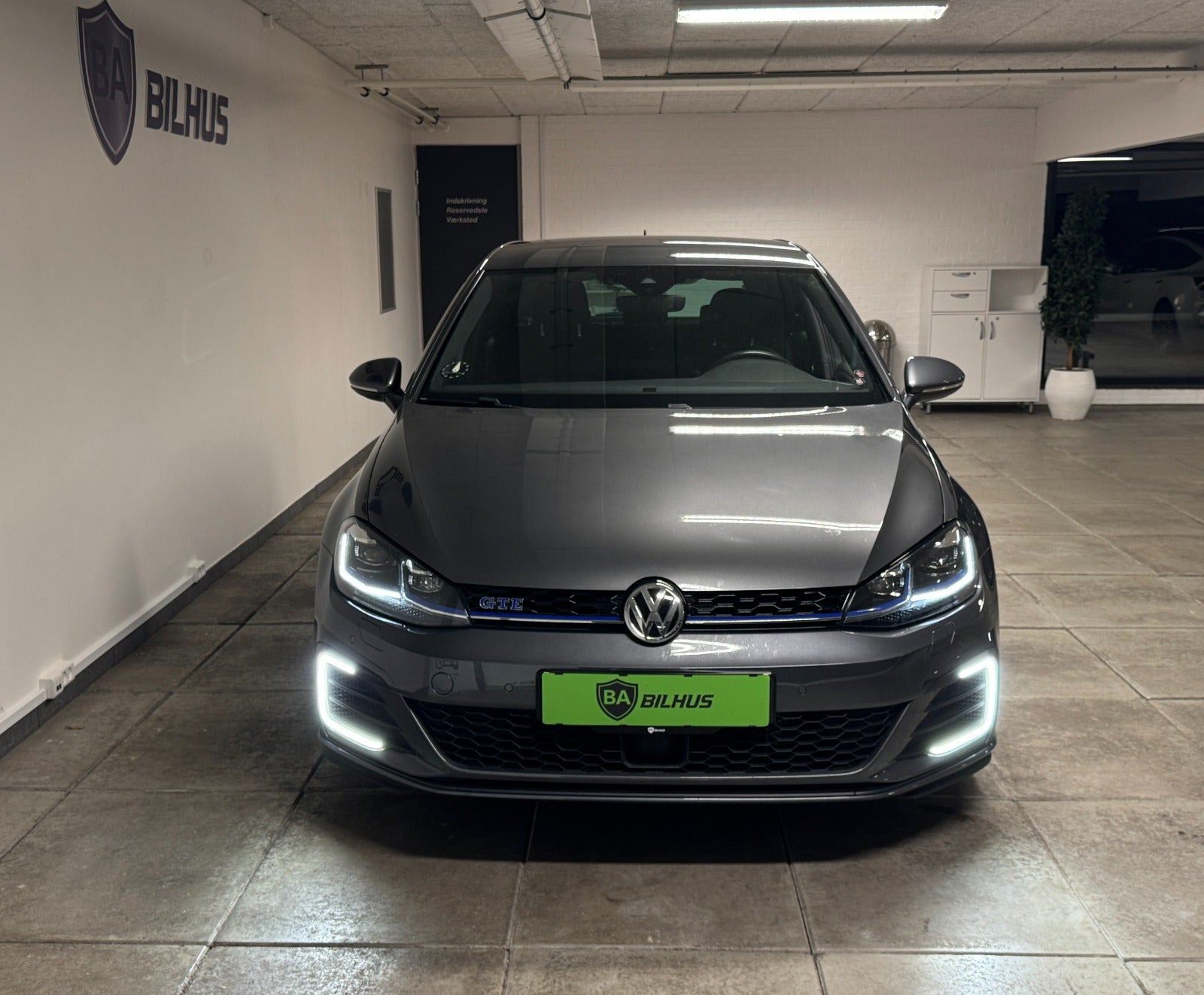 Grå VW Golf VII fra 2019