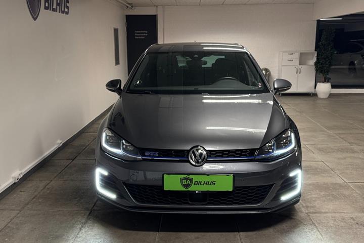 Grå VW Golf VII fra 2019