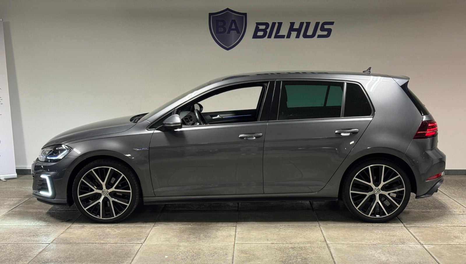 Grå VW Golf VII fra 2019
